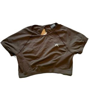 ONER ACTIVE EFFORTLESS SEAMLESS SHORT SLEEVE CROP TOP DEEP TAUPE - SIZE M